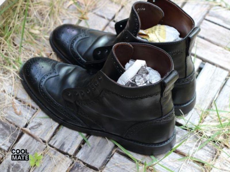 Dùng vật liệu nhồi giày để giữ dáng giày boot