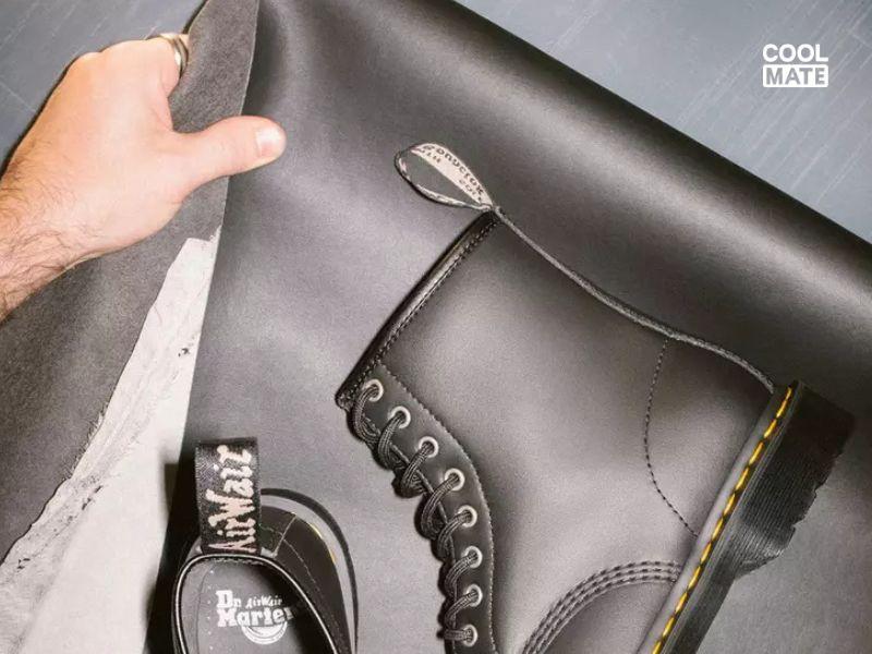 Kiểm tra chất liệu da giày Dr Martens 