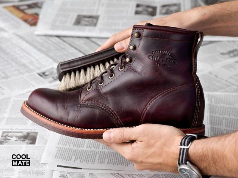 Vệ sinh bụi bẩn trên giày boot nam 