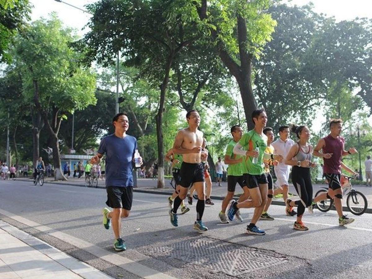 Người dân chạy bộ tại Hồ Gươm - Hà Nội 