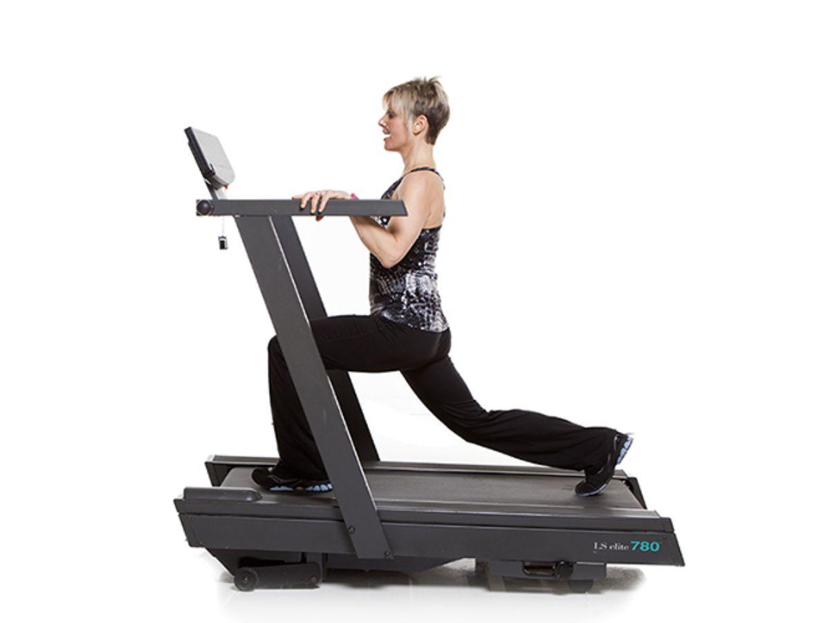 Walking lunge là động tác squat dọc