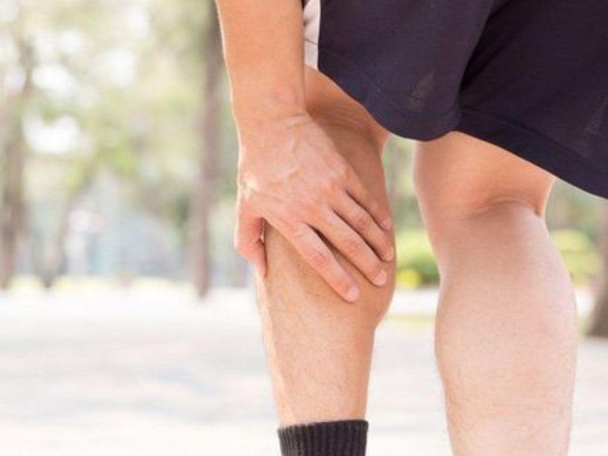 Chuột rút khi chạy thường khiến bạn cảm thấy cơn đau đột ngột và dữ dội ở bắp chân hoặc đùi