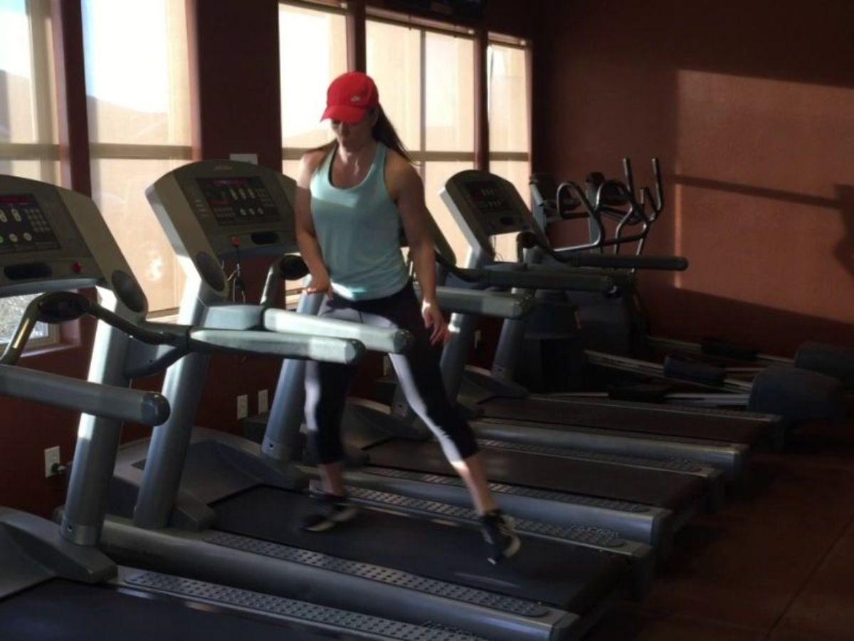 Tư thế vận động bài tập với máy chạy bộ dạng side shuffle