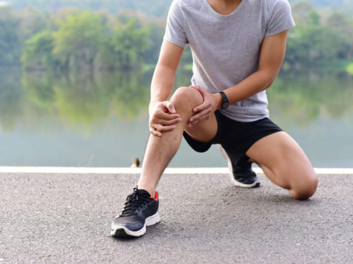 Khi bị rách sụn chêm, bạn sẽ cảm thấy đau nhói ở trong đầu gối