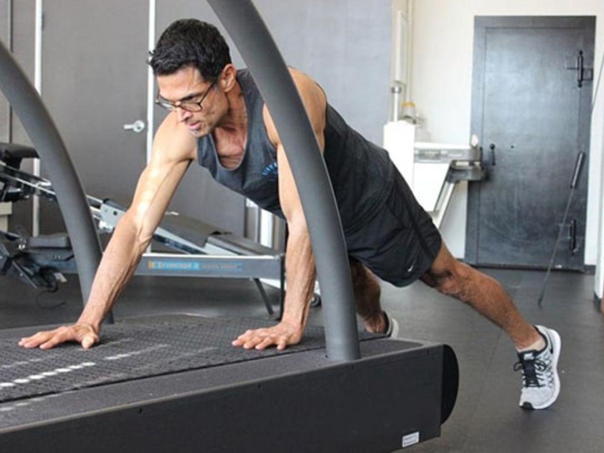Tư thế vận động với máy chạy bộ dạng squat di chuyển ngang