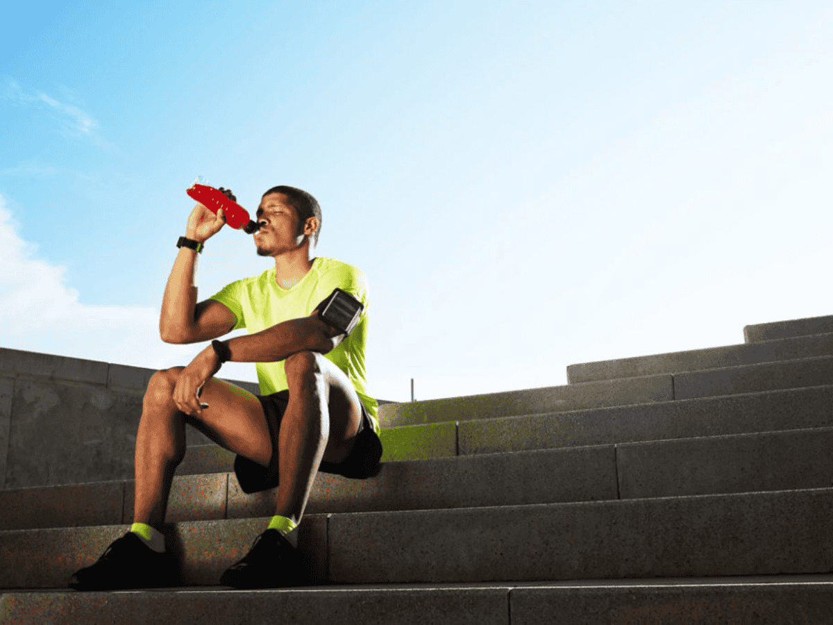 Nên chia nhỏ lượng nước trong ngày tránh làm bụng bị đầy
