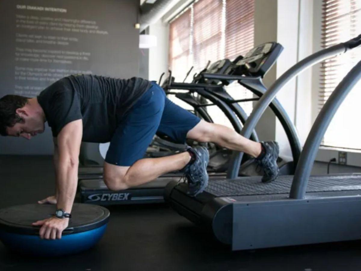 Cách thực hiện bài tập với máy chạy bộ dạng Reverse Mountain Climbers