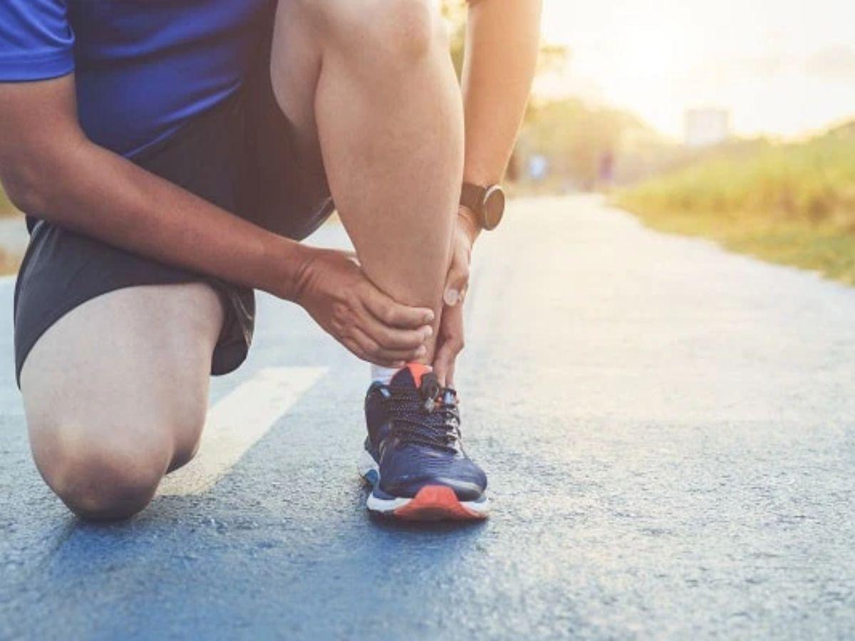 Viêm gân Achilles thường khiến bạn cảm thấy đau nhói hoặc âm ỉ ở vùng gót chân hoặc phía sau bắp chân