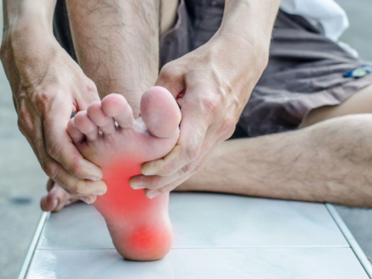 Viêm cân gan chân gây đau nhói hoặc âm ỉ ở vùng dưới gót chân, hoặc lòng bàn chân