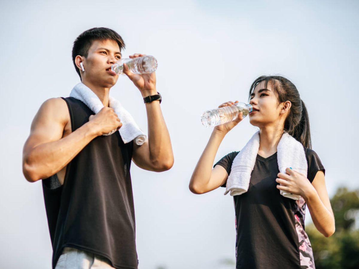 Uống đủ nước trước, trong và sau khi chạy sẽ giúp bạn bù lại lượng nước mất đi qua mồ hôi khi chạy