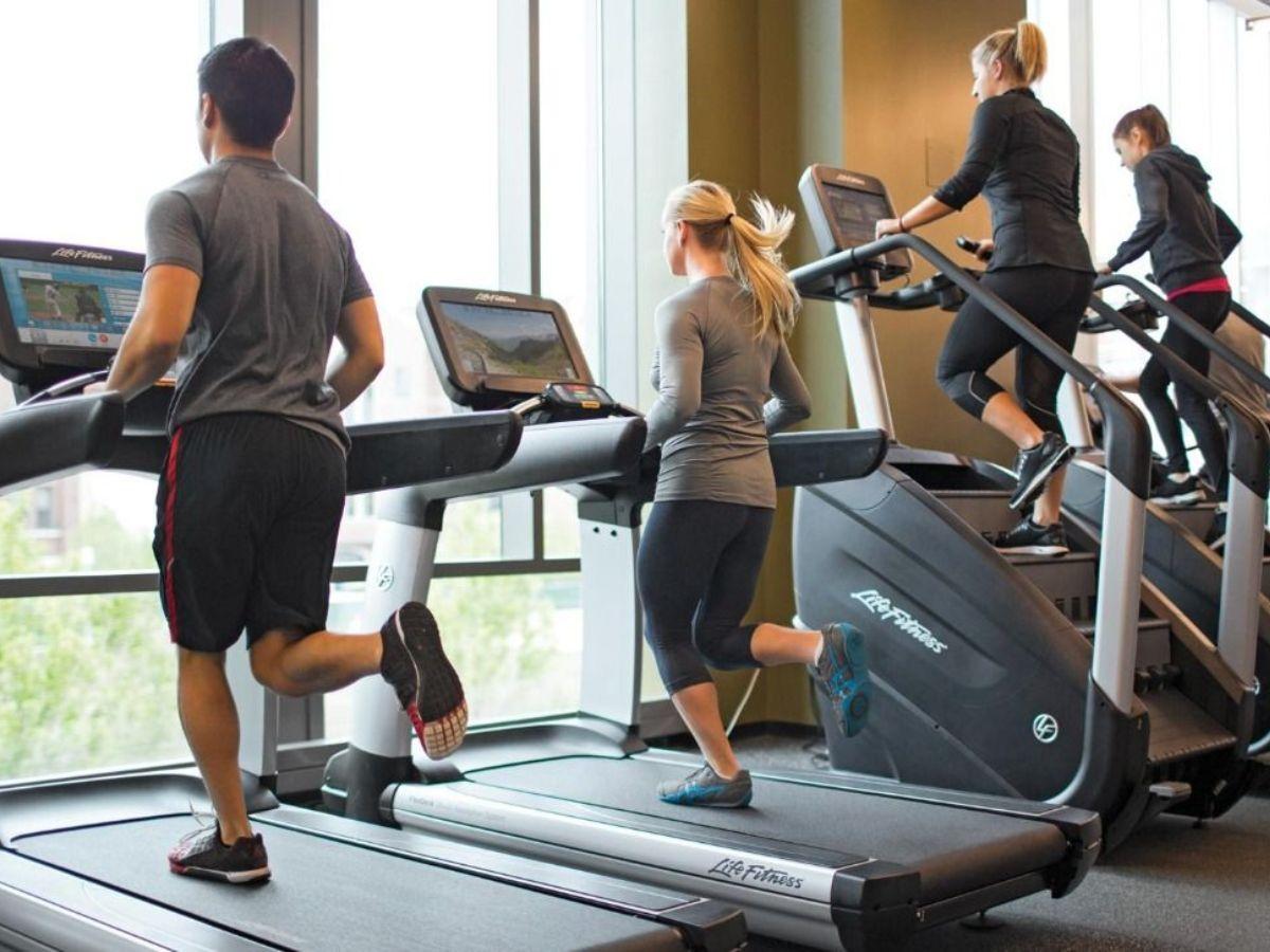 Bài tập chạy phục hồi với máy chạy bộ