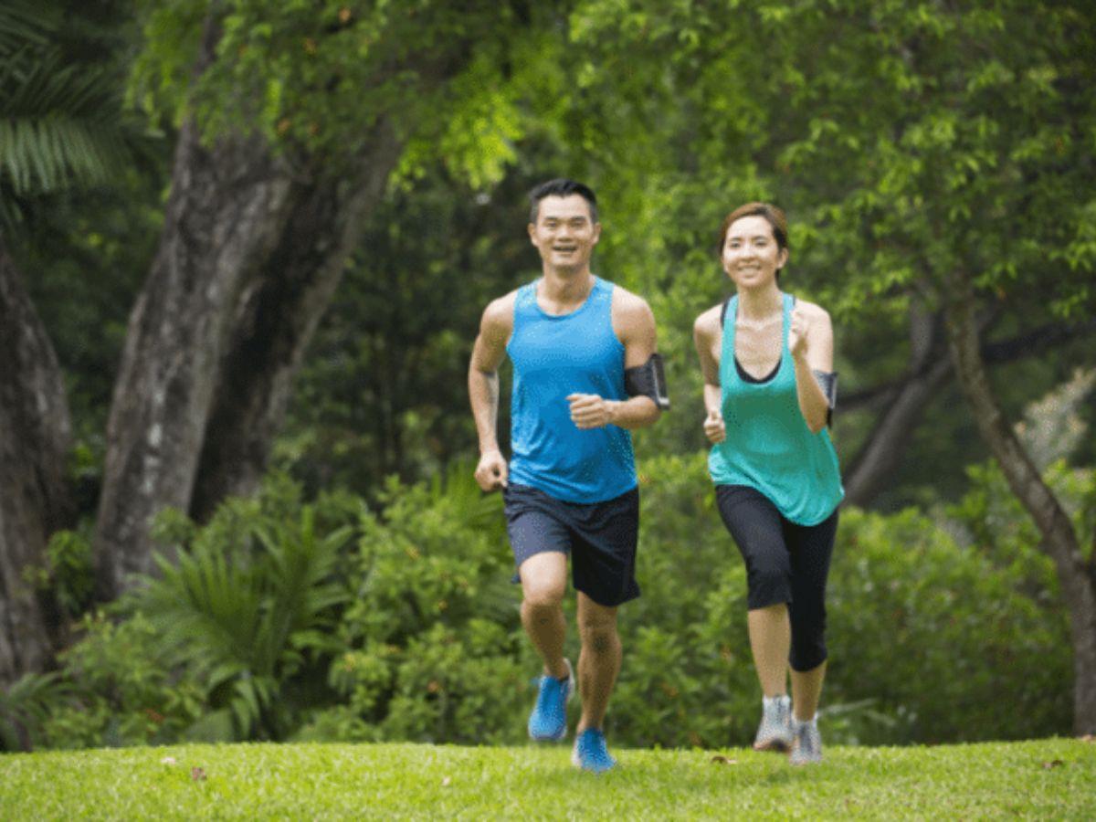 Bạn nên chạy trên các bề mặt mềm mại như sân cỏ hoặc đường đất để giảm thiểu rủi ro chấn thương