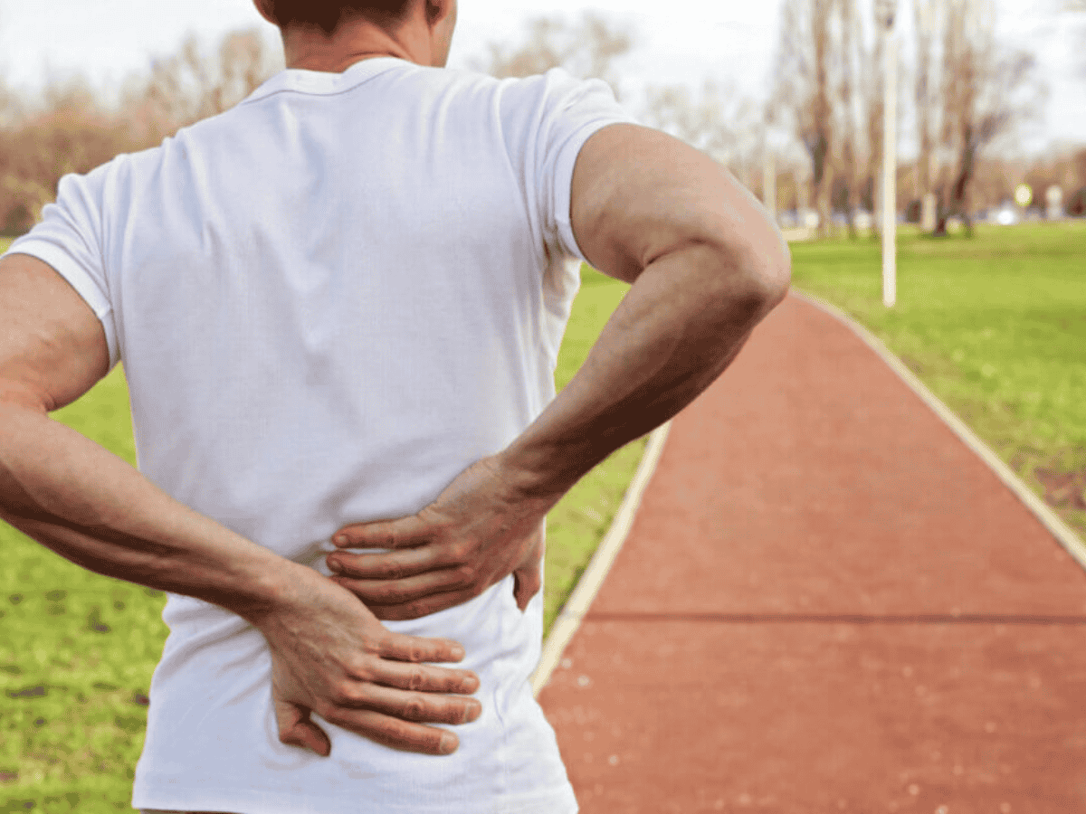 Triệu chứng phổ biến nhất của sốc hông là cảm giác đau ở vùng hông hoặc bụng