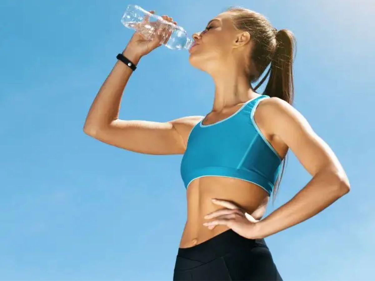 Uống đủ nước và bổ sung các chất điện giải cho cơ thể