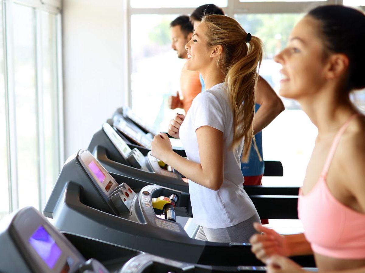 Bài tập chạy biến tốc với máy chạy bộ
