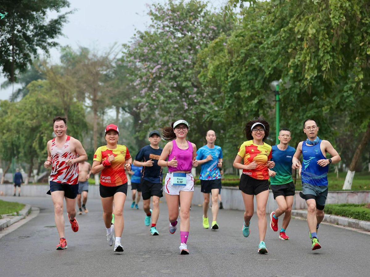 Người dân chạy bộ tại Vincom Village 