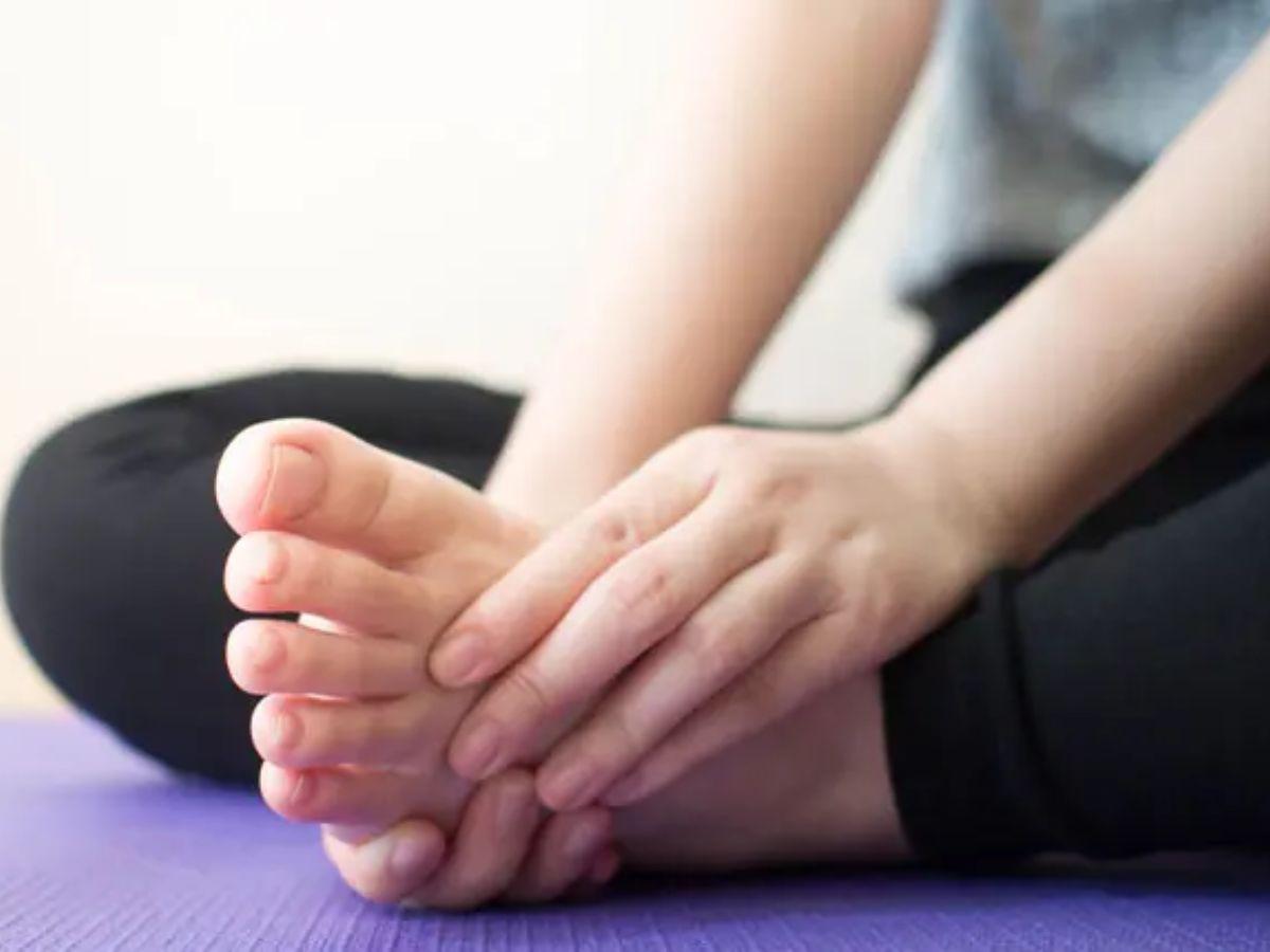 Gãy xương do stress thường gây đau âm ỉ và kéo dài ở các vùng xương nhỏ