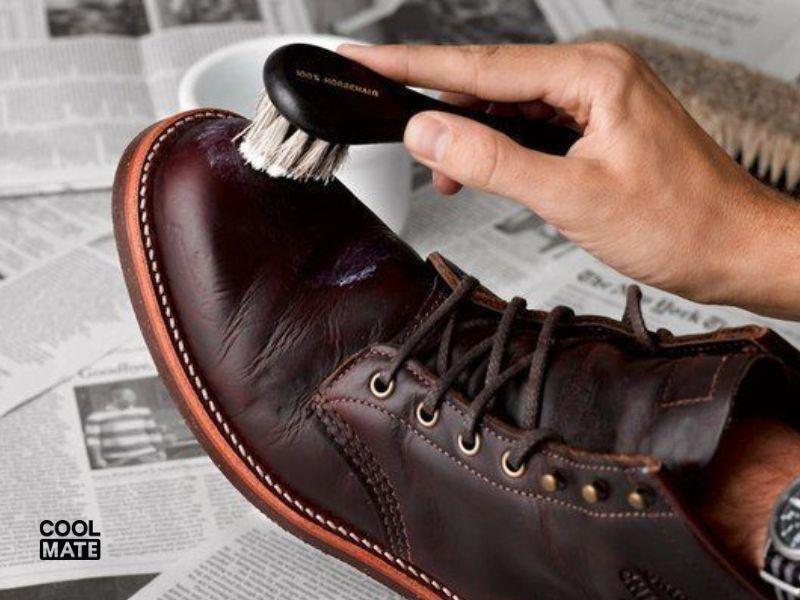 Nhanh chóng loại bỏ các vết bẩn bám trên giày boot