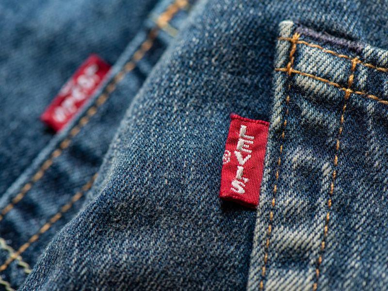 Red tag được dệt tinh xảo