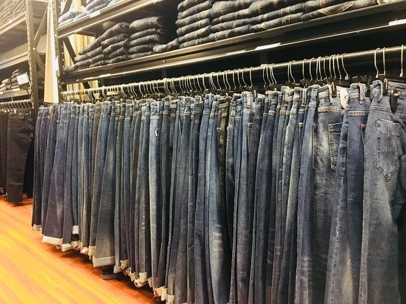 Quần jeans ở cửa hàng