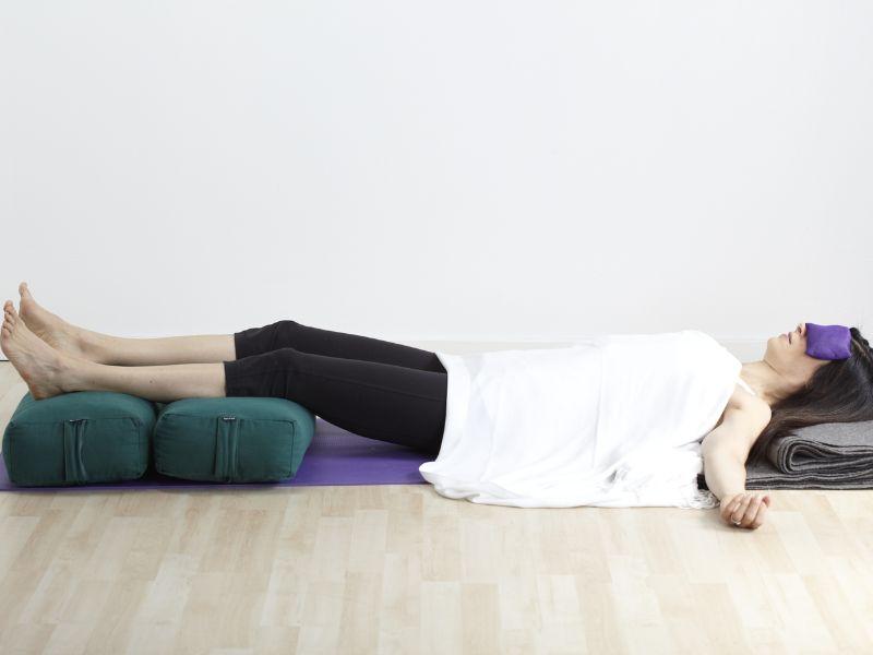 Savasana với chăn hỗ trợ
