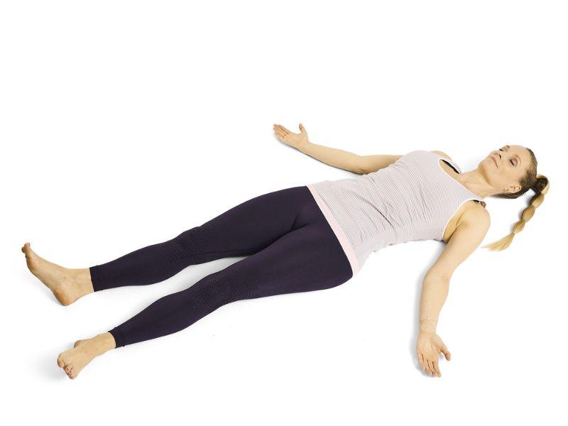 Nằm ngửa, ch&acirc;n dang rộng bằng h&ocirc;ng, mũi ch&acirc;n hướng ra ngo&agrave;i