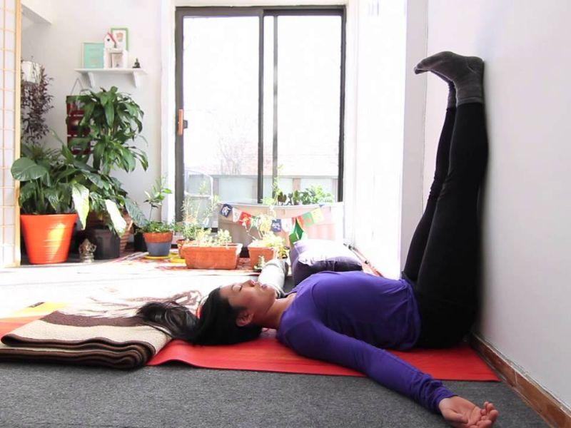 Tư thế g&aacute;c ch&acirc;n l&ecirc;n tường (Viparita Karani)
