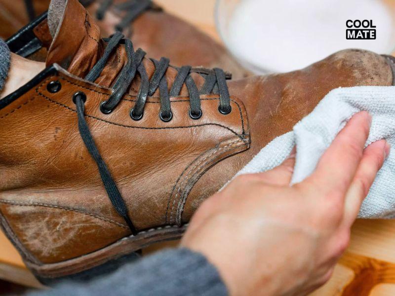 Thường xuyên vệ sinh, lau khô giày boot 