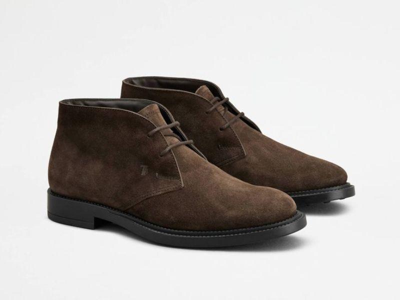 Desert boots với thiết kế cổ thấp và đế crepe
