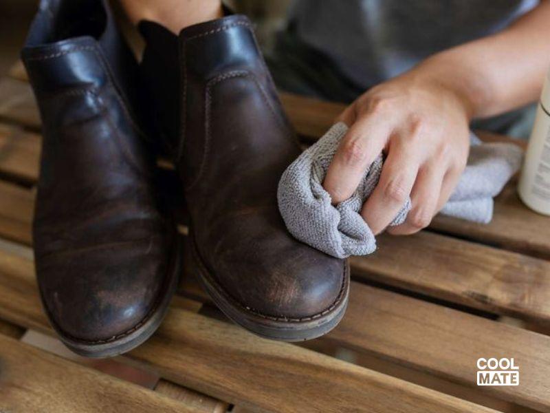 Làm sạch giày boot da full grain leather