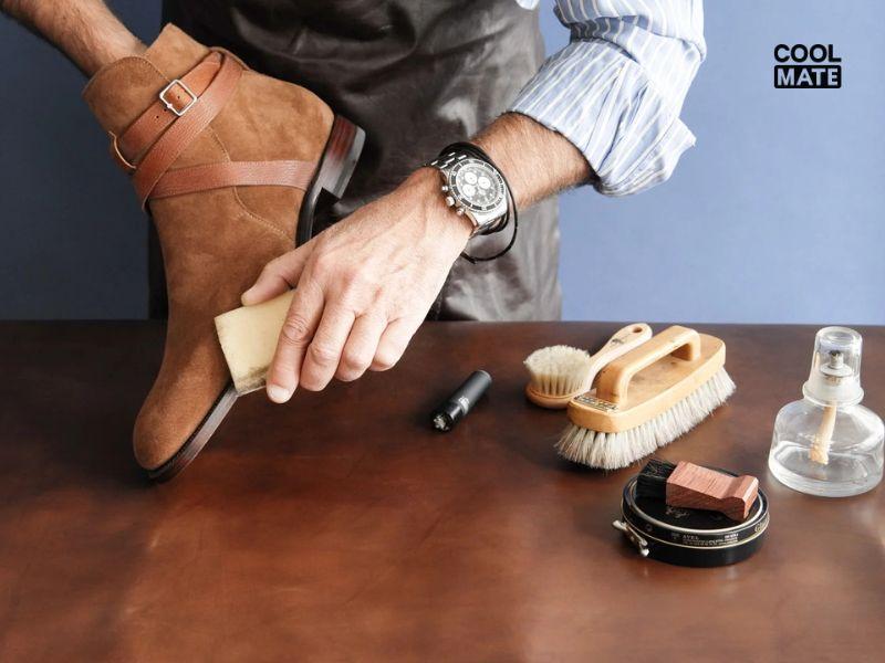 Vệ sinh giày boot da lộn đúng cách