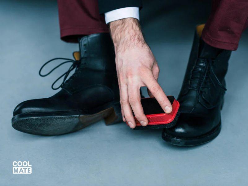 Vệ sinh giày boot da Patent Leather