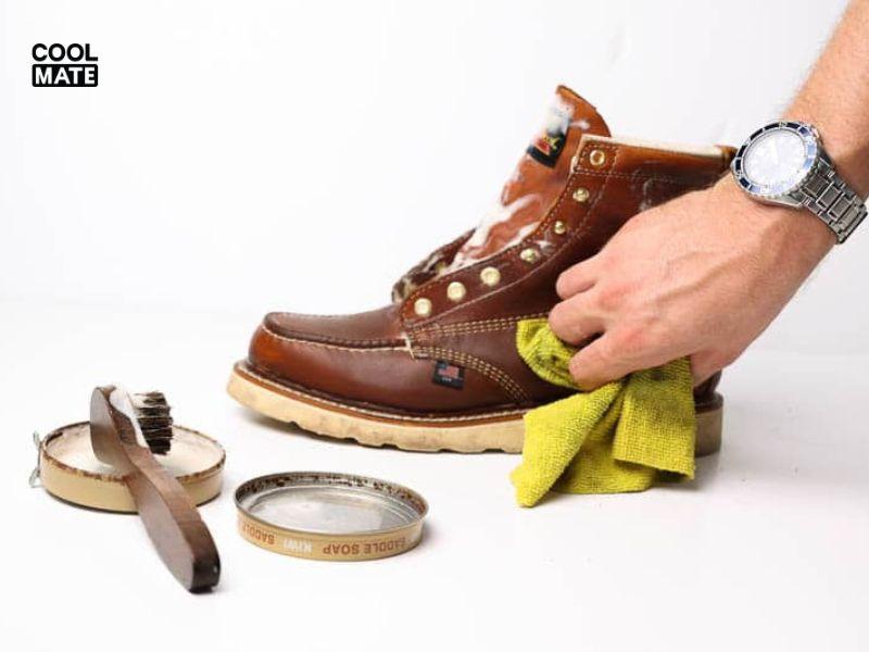 Cách vệ sinh cho giày boot nam da thuộc dầu
