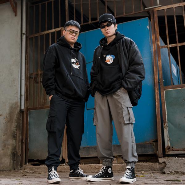 Phối quần túi hộp với áo oversize và giày sneaker