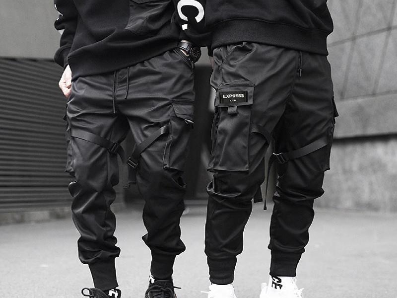 Phối áo khoác dù nam với quần jogger