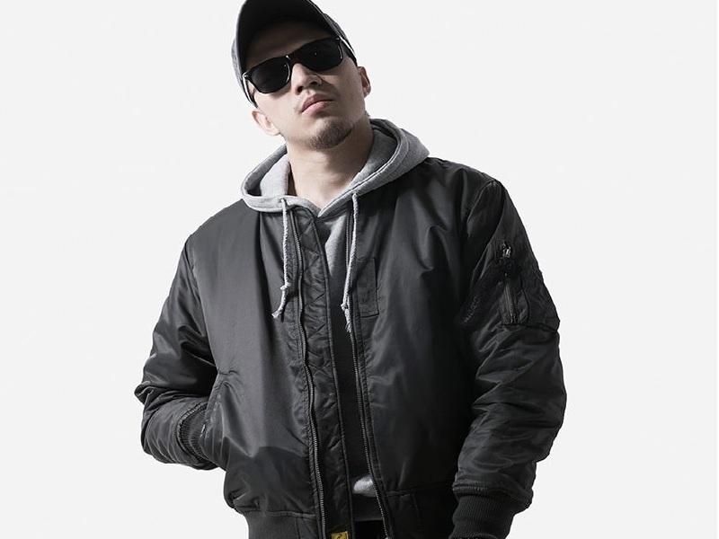 Phối áo khoác dù với áo hoodie