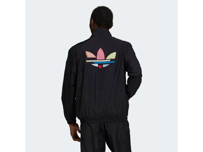 Chiếc áo gió adidas này có phong cách classic, với sự kết hợp giữa thiết kế cổ điển và màu sắc nổi bật