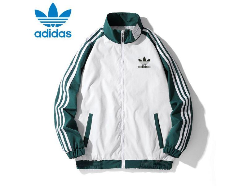 Đây là một chiếc áo adidas được thiết kế đặc biệt cho tập thể thao với dáng ôm và tay áo raglan