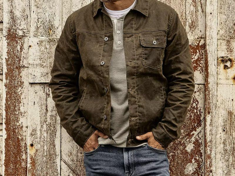Phối áo khoác quân đội với áo thun và quần jeans
