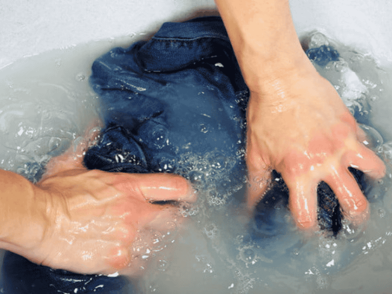 Không nên giặt quần jeans thường xuyên để hạn chế bạc màu