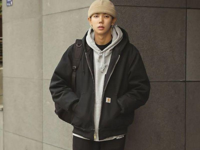 Cách tạo dáng với áo hoodie nam đứng nghiêm túc