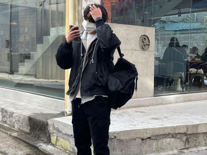 Cách tạo dáng chụp ảnh với áo hoodie nam đơn giản