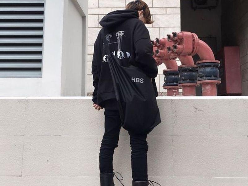 Tạo dáng chụp ảnh với áo hoodie từ sau lưng