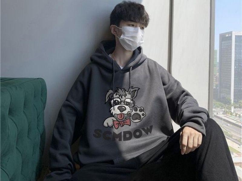Chụp hình với áo hoodie nam tạo dáng ngồi