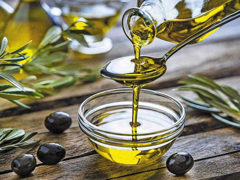 Sử dụng dầu olive làm mềm tóc