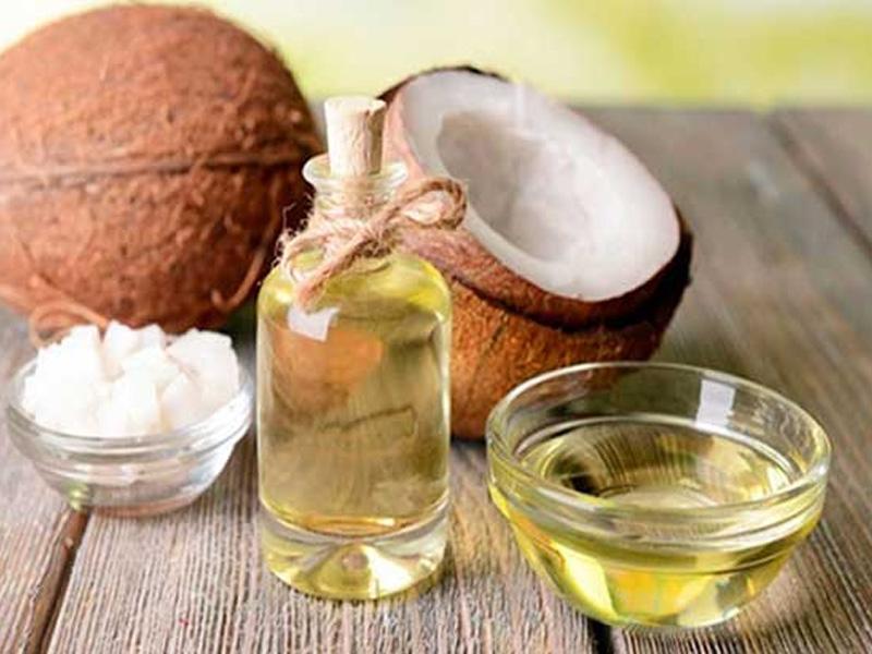 Sử dụng dầu dừa để làm mượt tóc