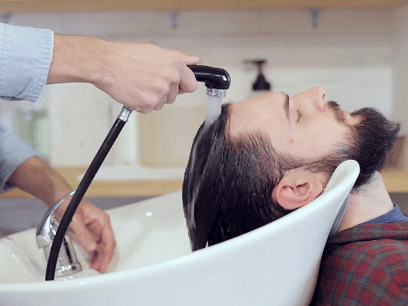 Sử dụng nước mát khi gội đầu