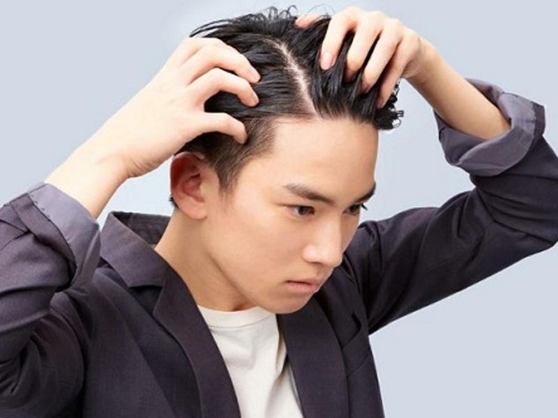 Có nhiều nguyên nhân dẫn đến tóc khô ở nam giới