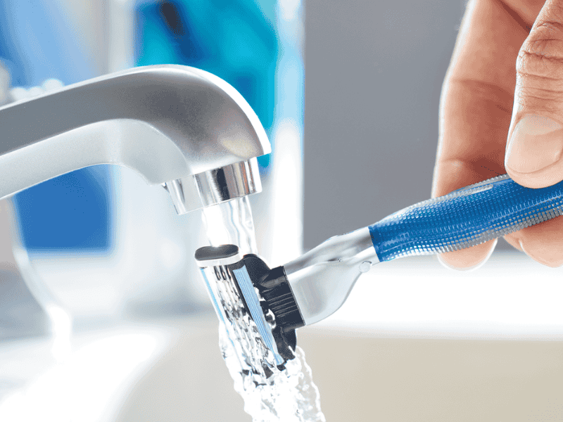 Vệ sinh thường xuyên để dao cạo 5 lưỡi bền bỉ hơn