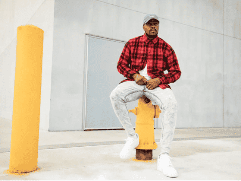 Phối áo sơ mi và quần jeans